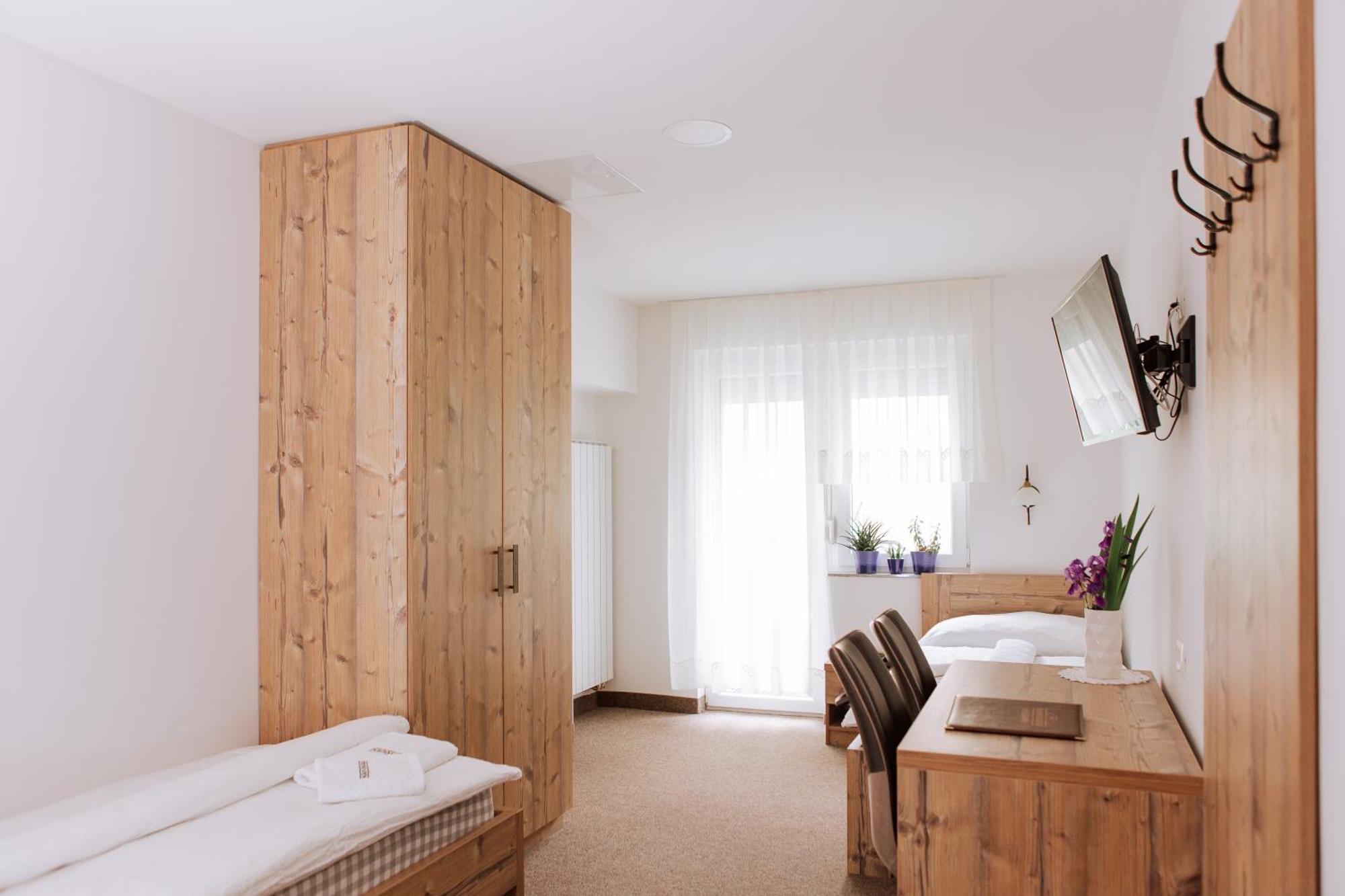 Gostisce Krivograd Hotel Prevalje Bilik gambar